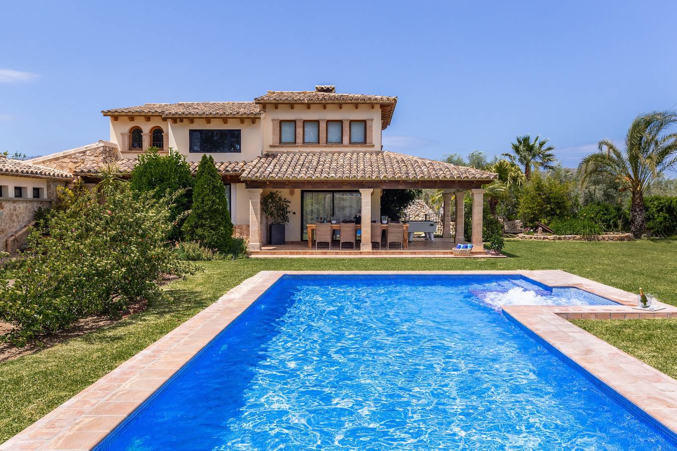 Villa Moliner mit Bergblick, Pool, Jacuzzi, Wlan, Klimaanlage, Terrasse und Garten in Pollença, Mallorcas Küste