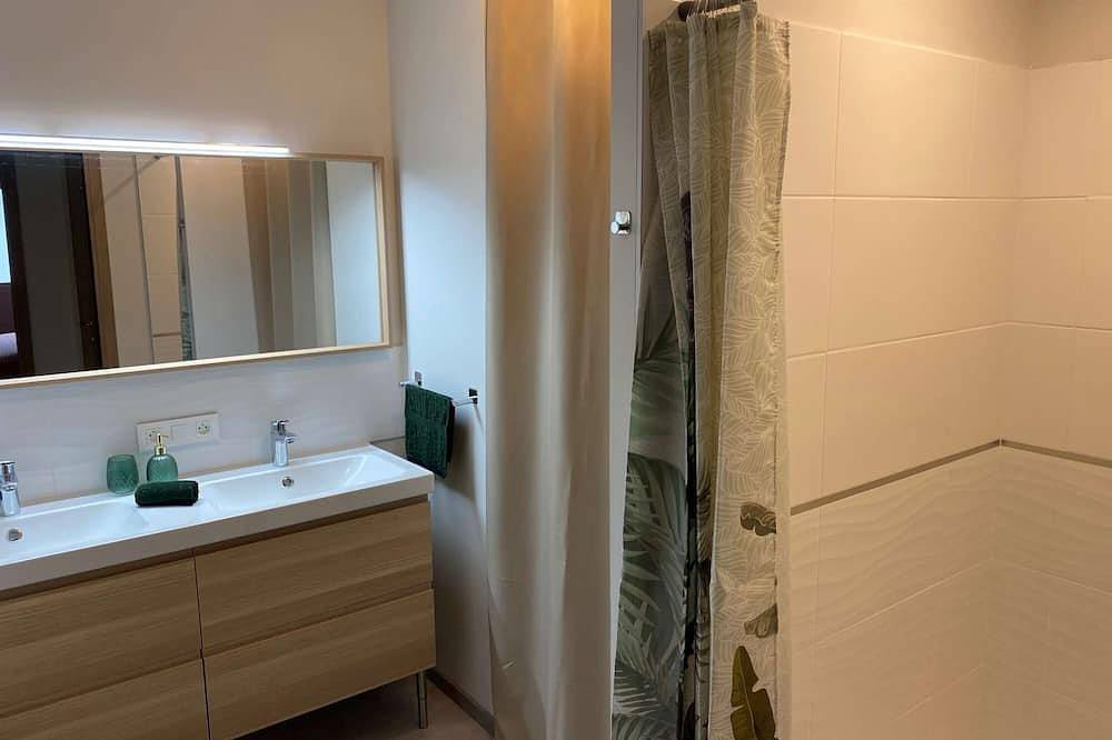 Appartement entier, Jungle - Appartement  4* climatisé avec terrasse et vue montagne in Drumettaz-Clarafond, Région de Chambéry