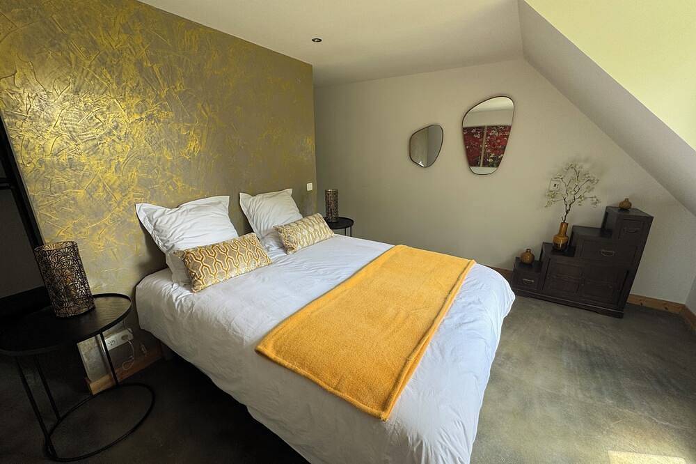 Nice cottage in the heart of the forest with direct access to Dinan harbor. in Dinan, Dinan region