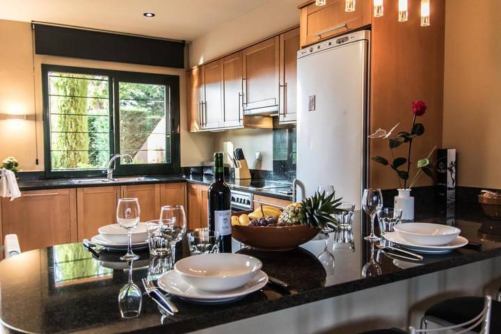 Location de vacances pour 4 personnes, avec jacuzzi et piscine ainsi que sauna et jardin à Navata - 2