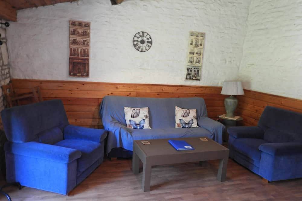 Two bedroom gite with large heated pool and games room in Chey, Région de Niort