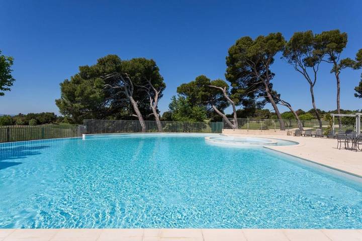 Appart’hôtel pour 7 personnes, avec Terrasse ainsi que Piscine et Vue