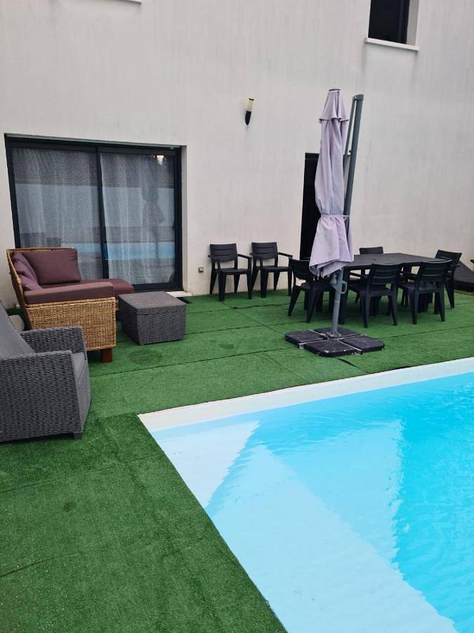 Gîte pour 2 personnes, avec Terrasse ainsi que Jardin et Piscine à Arveyres