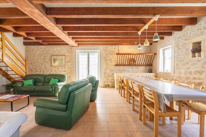 Pequeña casa 'Gite Oléron Piscina Interior' con jardín compartido y Wi-Fi in La Gripperie-Saint-Symphorien, Region de Rochefort