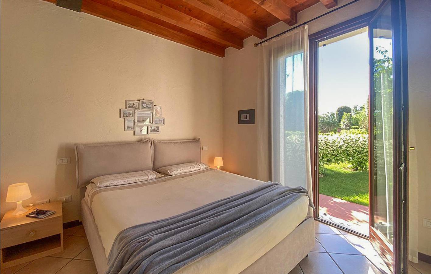 Entire holiday apartment, Cozy Apartment with Pool, Terrace & Parking in Peschiera del Garda, Garda Mountains