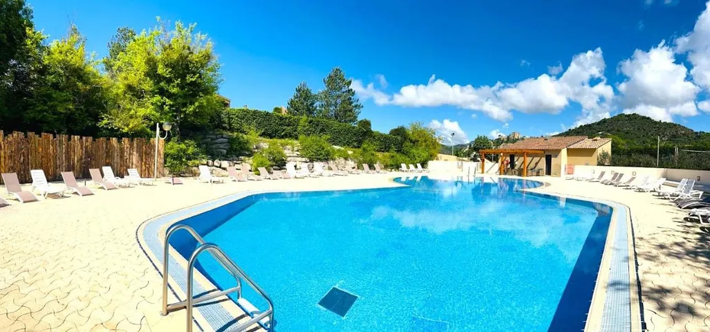 Parc de vacances pour 5 personnes, avec balcon ainsi que vue et piscine - 1