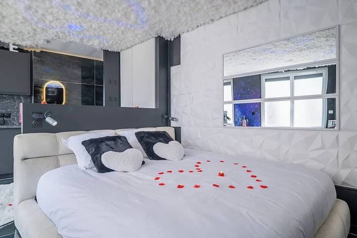 Apartamento entero, L'Etage des nuages - Jacuzzi & precious moments in La Flèche, Sarthe