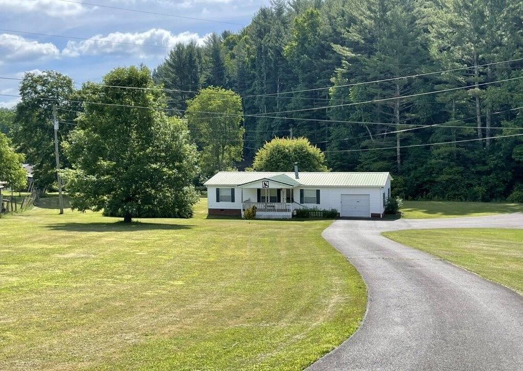Comfy Getaway w/ stream and bridge out back in Ashe County