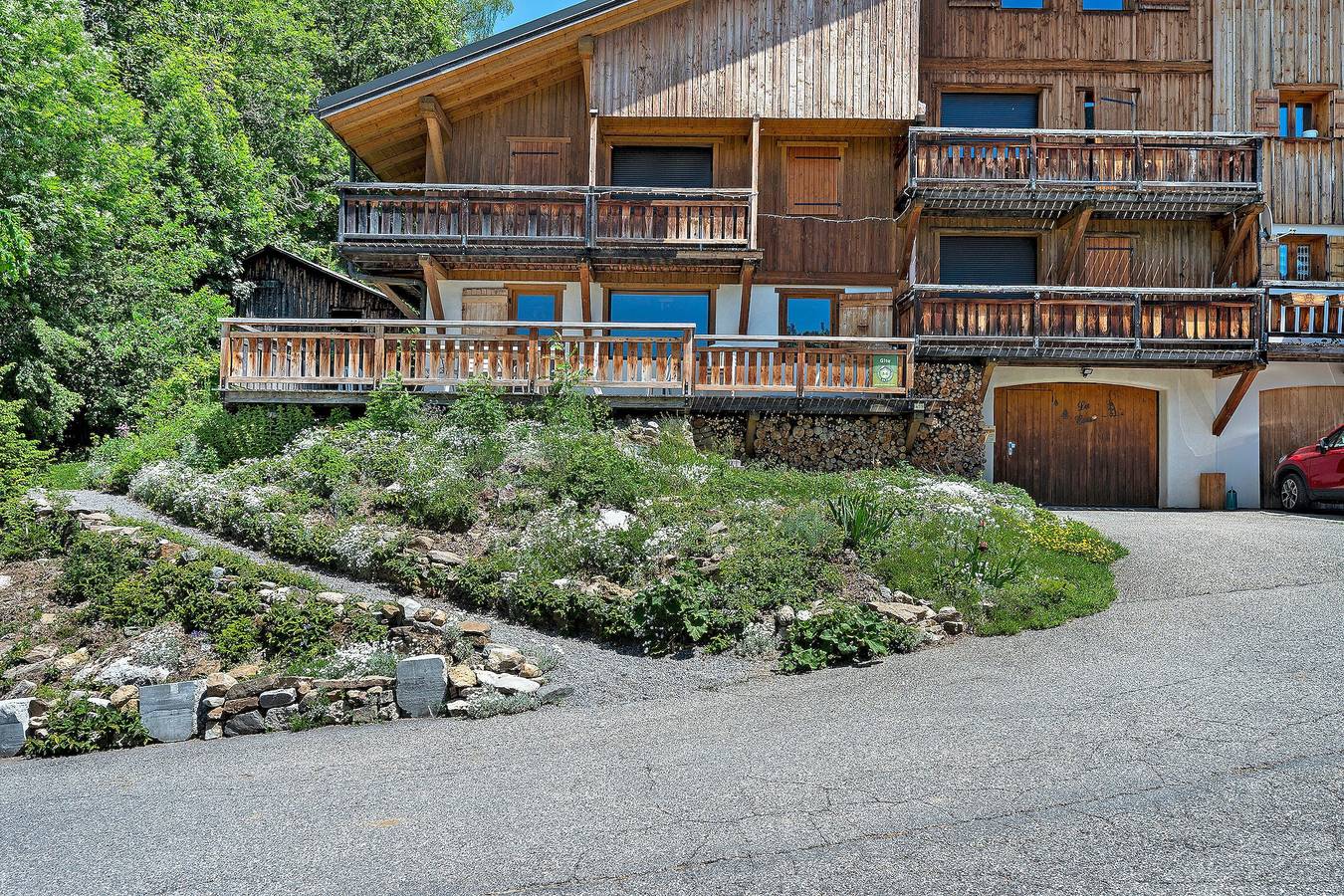 Entire apartment, Apartment 'La Dent De Cons' with Mountain View, Private Terrace and Wi-Fi in Notre-Dame-de-Bellecombe, Albertville region