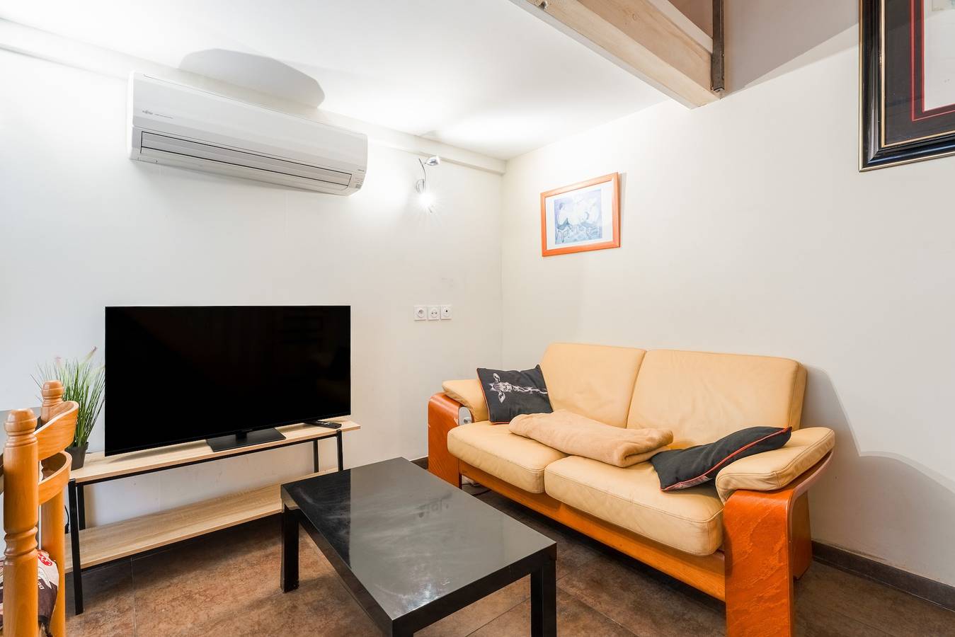 Ganze Wohnung, Apartment 'Loft Loc 25 m² Ruhiges Haus' mit privater Terrasse, Wlan & Klimaanlage in Les Angles (Gard), Nimes und Umgebung