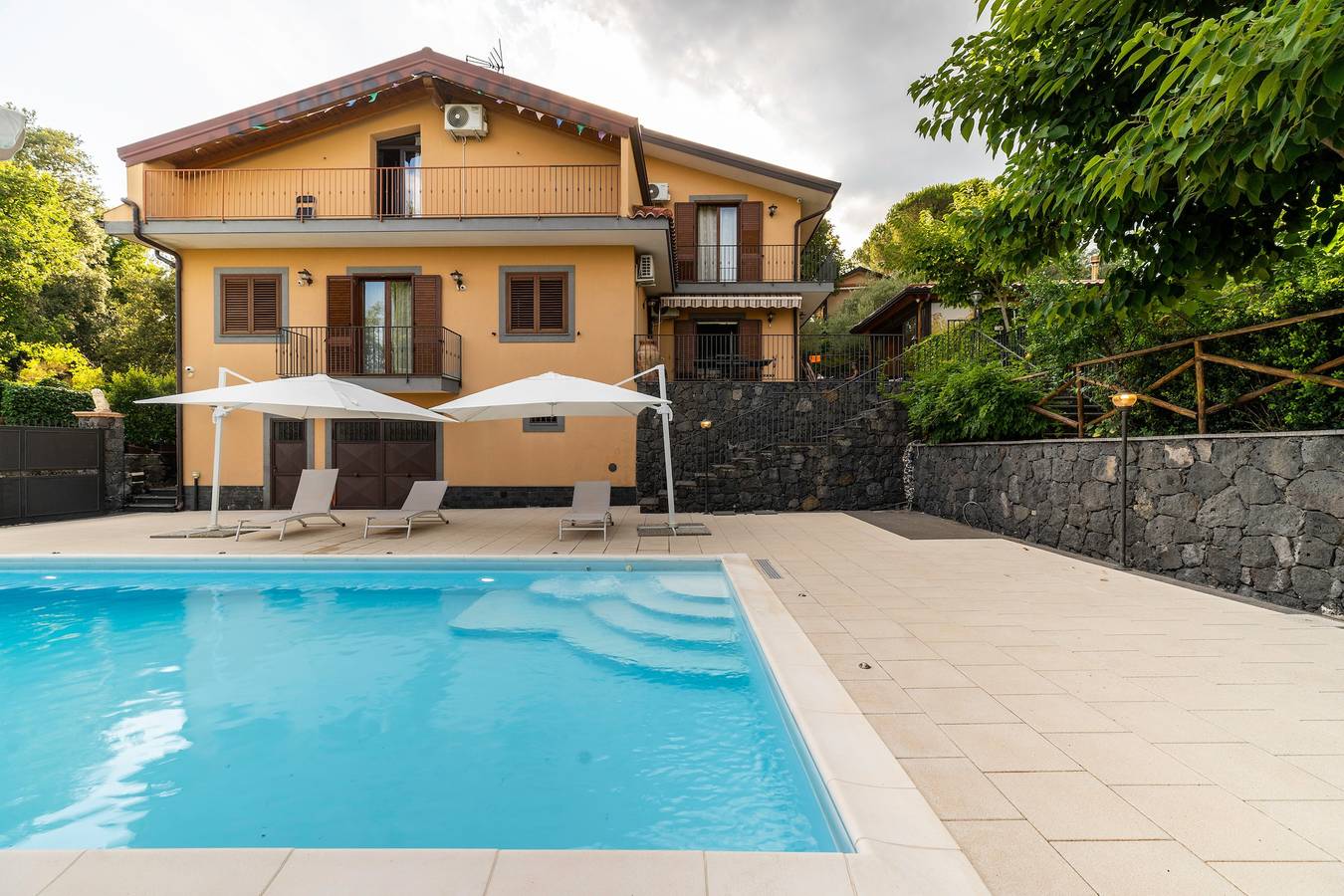 Villa Sara sull'Etna con piscina privata, idromassaggio e Wi-Fi in Viagrande, Etna
