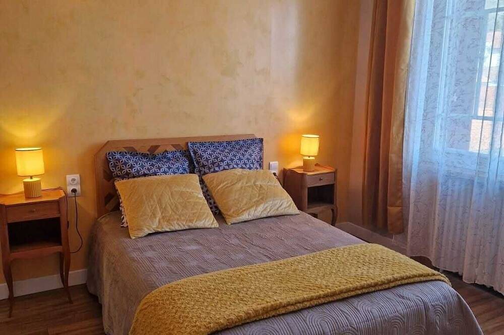 Entire apartment, La Note Verte charming gîte in the center of Foix Ariege Pyrenees in Foix, Ariège