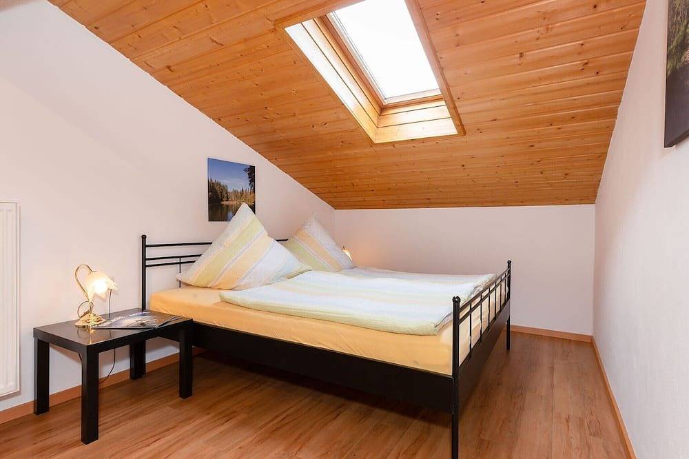 Ganze Wohnung, Ferienwohnung auf zwei Ebenen 73 qm, 4 Personen, 2 Schlafzimmer, Balkon in Marquartstein, Bayerische Alpen