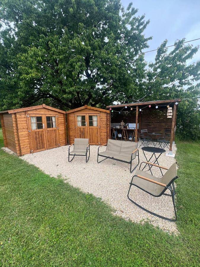 Location de vacances pour 4 personnes, avec jardin et terrasse ainsi que piscine et vue, animaux acceptés à Savigné