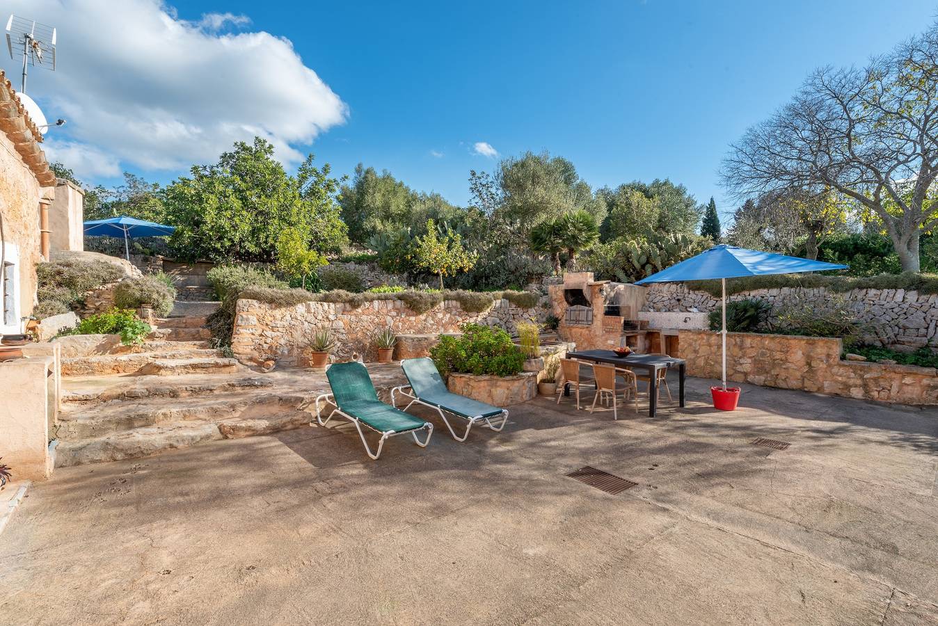 Charmantes Ferienhaus Can Bonjesus mit Bergblick, Wlan, Garten und Terrasse; Parkplätze vorhanden, Haustiere erlaubt in Es Carritxó, Felanitx