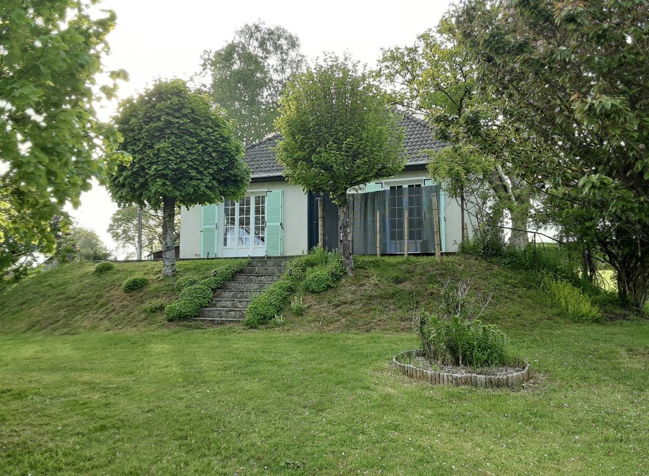 Maison de vacances avec grand jardin clos in Lanobre, Parc naturel régional des Volcans d'Auvergne