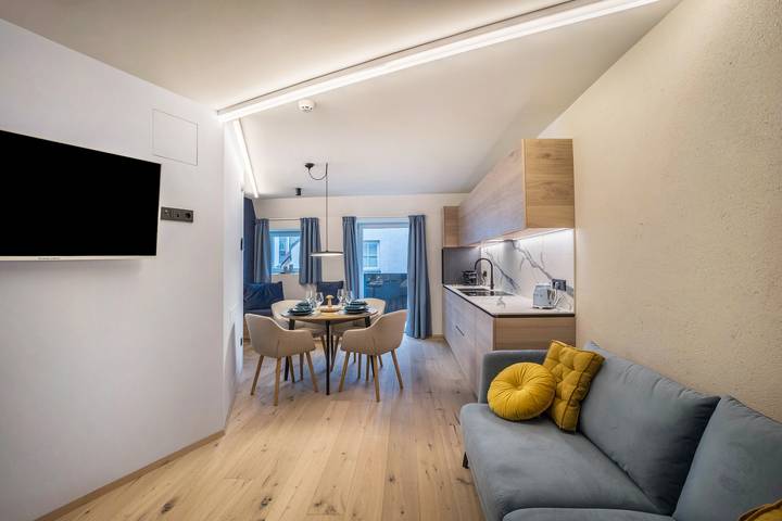 Ganzes Studio, Einzimmerapartment 'Avia Living Maria' mit Bergblick, Balkon und Wlan in Bruneck, Östliche Dolomiten