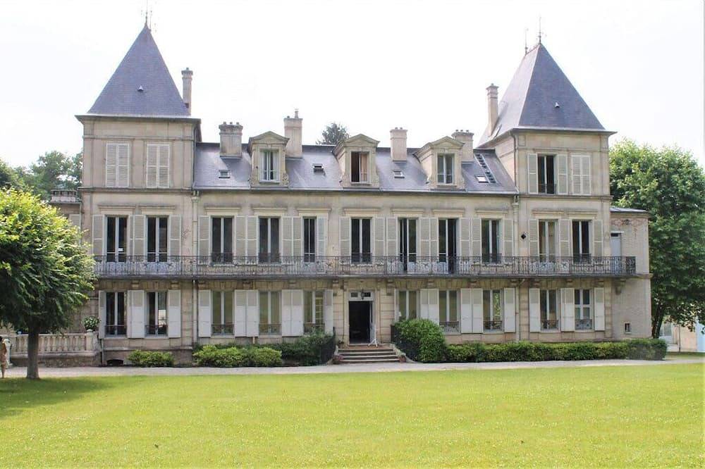 Manoir et parc de 3ha traversé par une rivière in Cuise-la-Motte, Oise