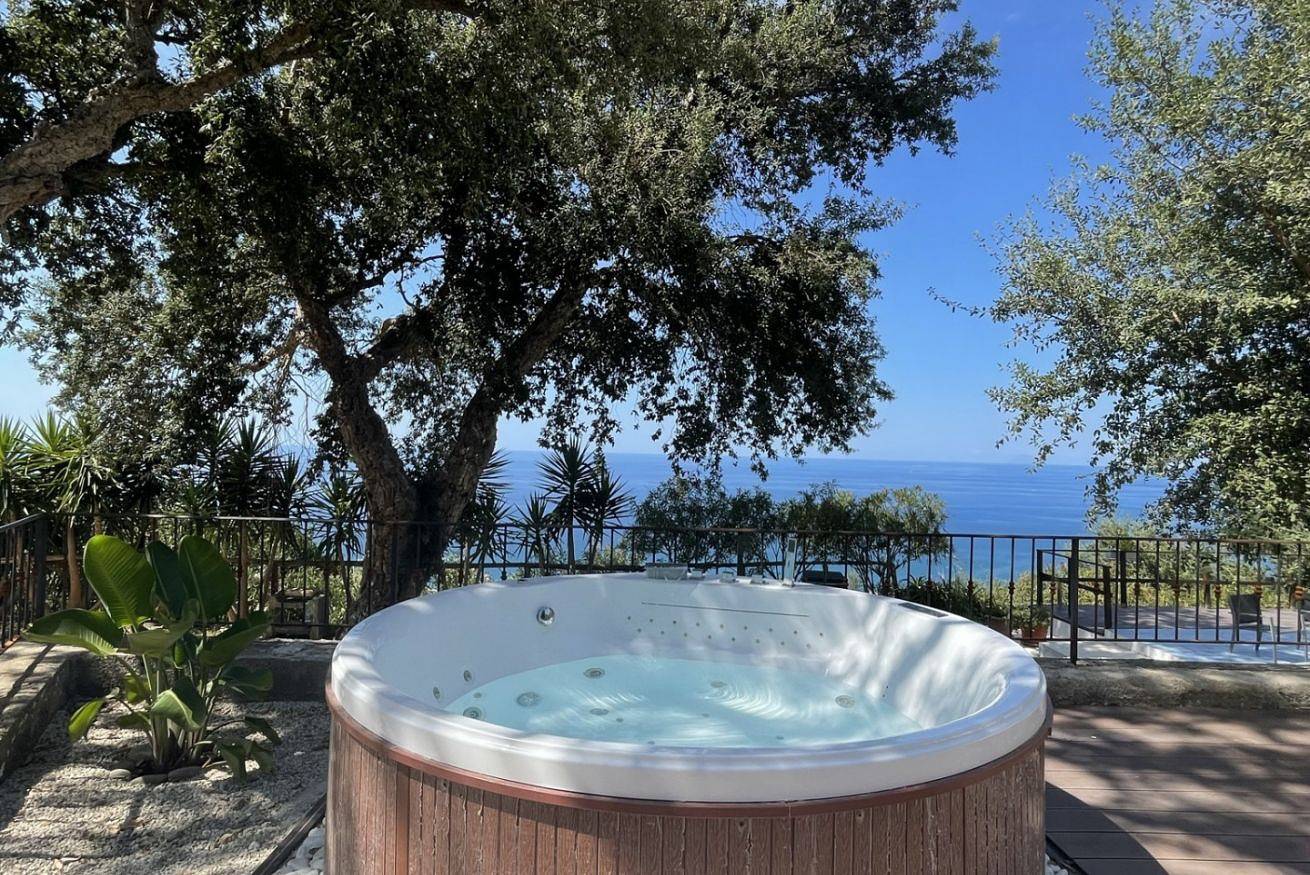 Entire apartment, Villa Alice – Private Pool Villa with Jacuzzi and Sea View in Caronia, Messina Province