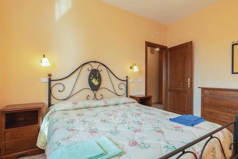 Entire apartment, Pet friendly apartment in Castiglion del Lago Pg with outdoor swimming pool in Castiglione del Lago, Lake Trasimeno