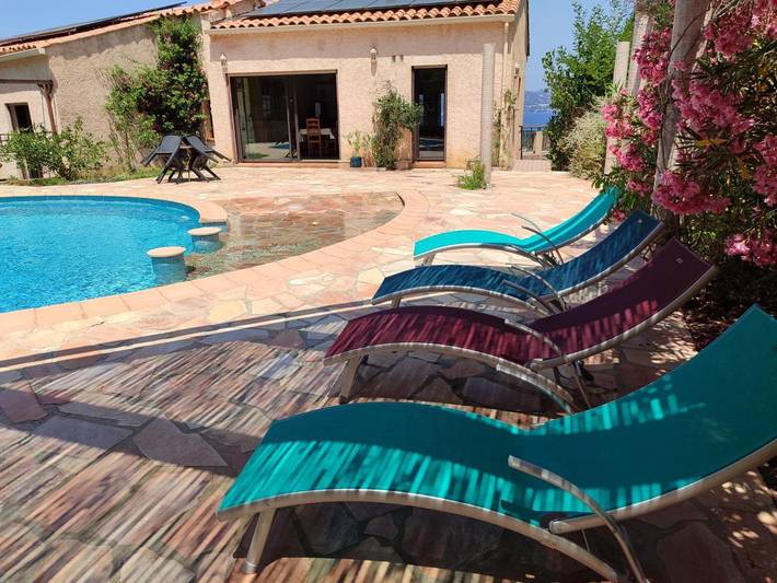 Location de vacances pour 8 personnes, avec vue et jardin ainsi que terrasse et piscine dans Pointe Des Chevaliers Hyeres - 3