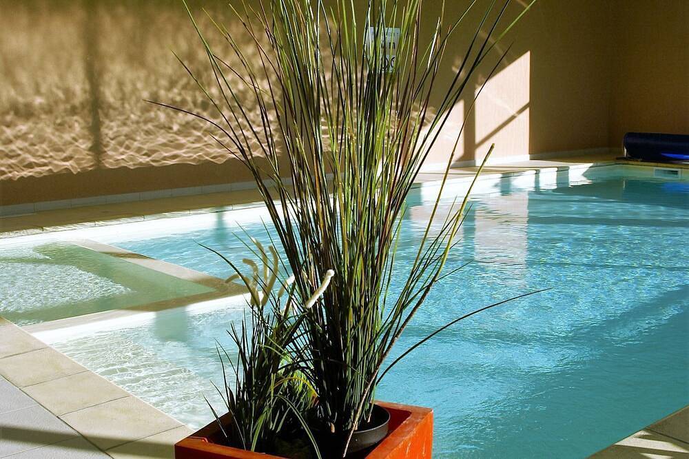 Maison familiale 6/8 personnes à 100m de la mer/Gr34 avec piscine in Guissény, Région de Brest