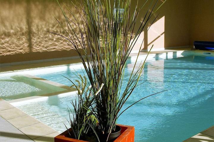 Gîte pour 8 personnes, avec jacuzzi et piscine ainsi que sauna et jardin, animaux acceptés