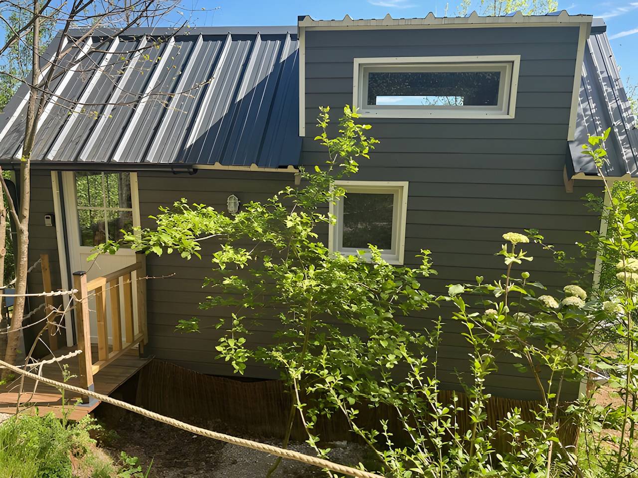 Apartamento vacacional entero, Tiny Home 'La Gondal' con vistas a la montaña, terraza privada y Wi-Fi in Bessuéjouls, Aveyron (desambiguación)