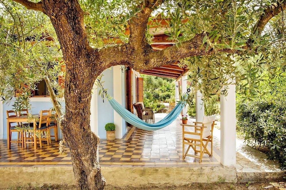Self catered Daphnes cottage #1 with large veranda and garden near the beach. in Vasilikos, Zante