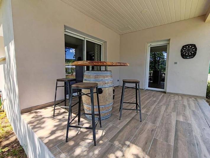 Location de vacances pour 5 personnes, avec terrasse ainsi que piscine et vue à Gagnières - 3