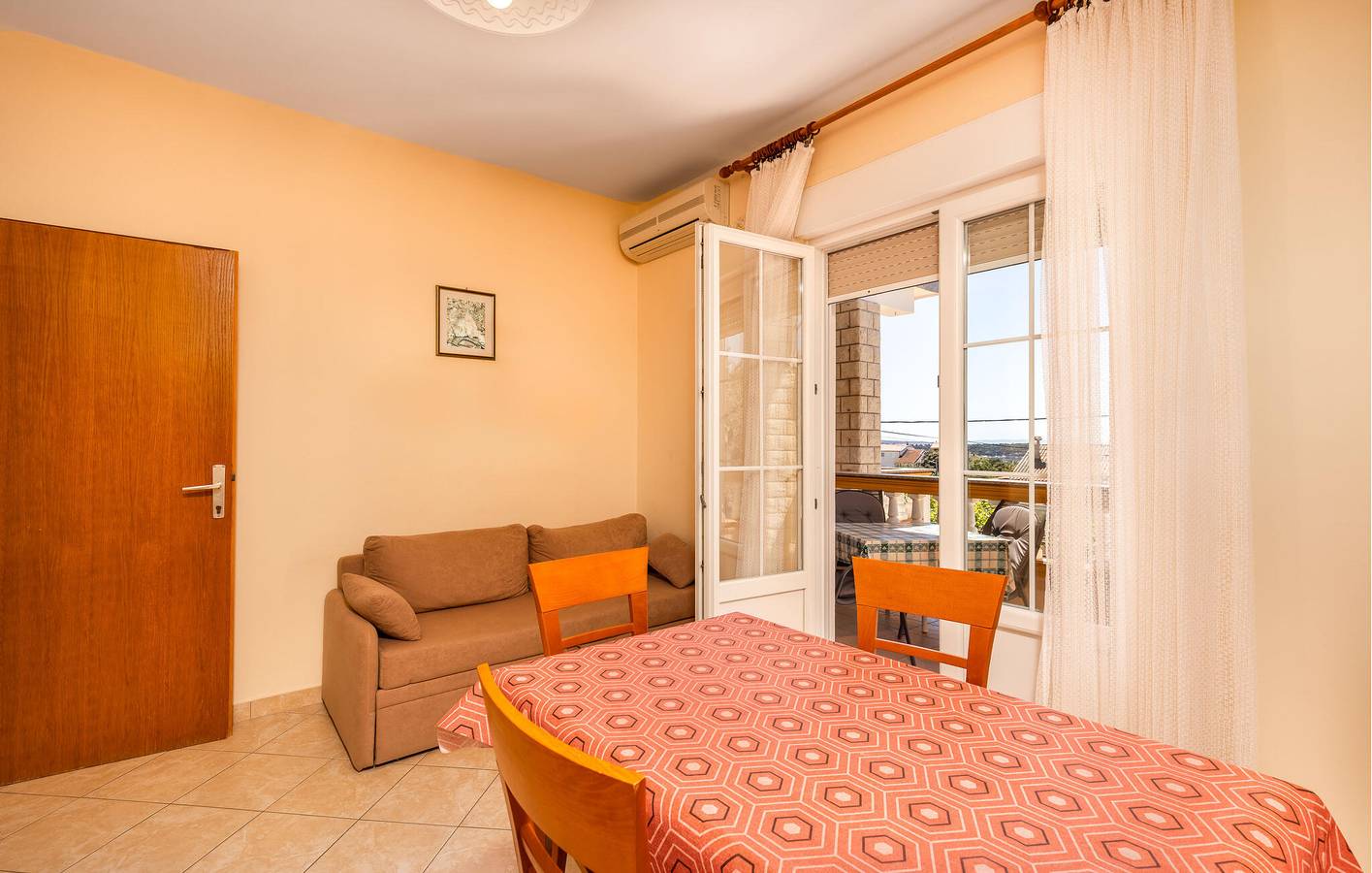 Ganze Ferienwohnung, Gemütliches Apartment mit Meerblick, WLAN, Parkplatz und Terrasse in Strandnähe in Banjol, Rab