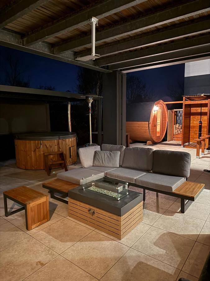 Ferienwohnung für 4 Personen, mit Whirlpool und Terrasse sowie Garten und Pool