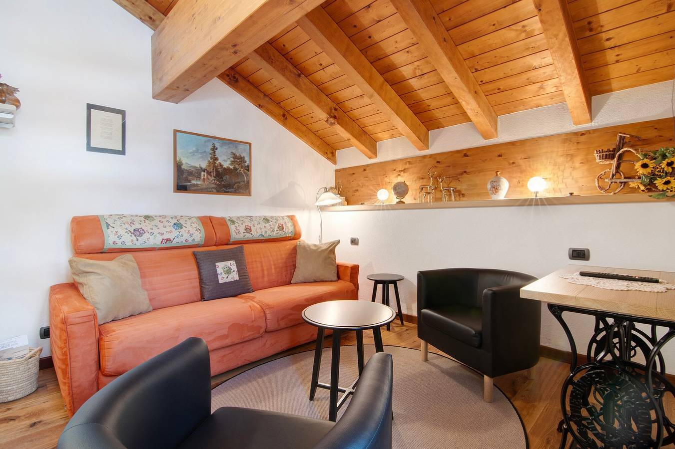 Appartement entier, Appartement de vacances 'Ginepro Casa Vacanze' près des pistes avec jardin, 2 balcons et Wi-Fi. in Madesimo (Village), Madesimo