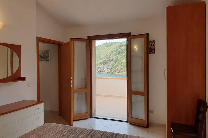 Appartamento intero, Bilocale con terrazza vista mare, sulla spiaggia, climatizzatore e parcheggio in Rio nell'Elba, Rio