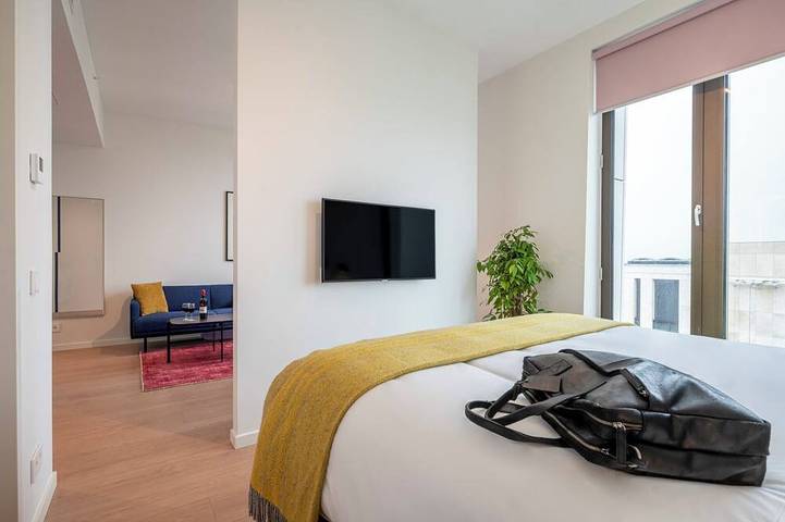 Short Drive to Royal Palace Amsterdam! Fully-equipped Kitchen in Amsterdam Zuid, Nordholland