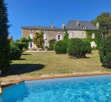 Gîte pour 4 personnes, avec vue ainsi que piscine et jardin dans Rives-d'Autise