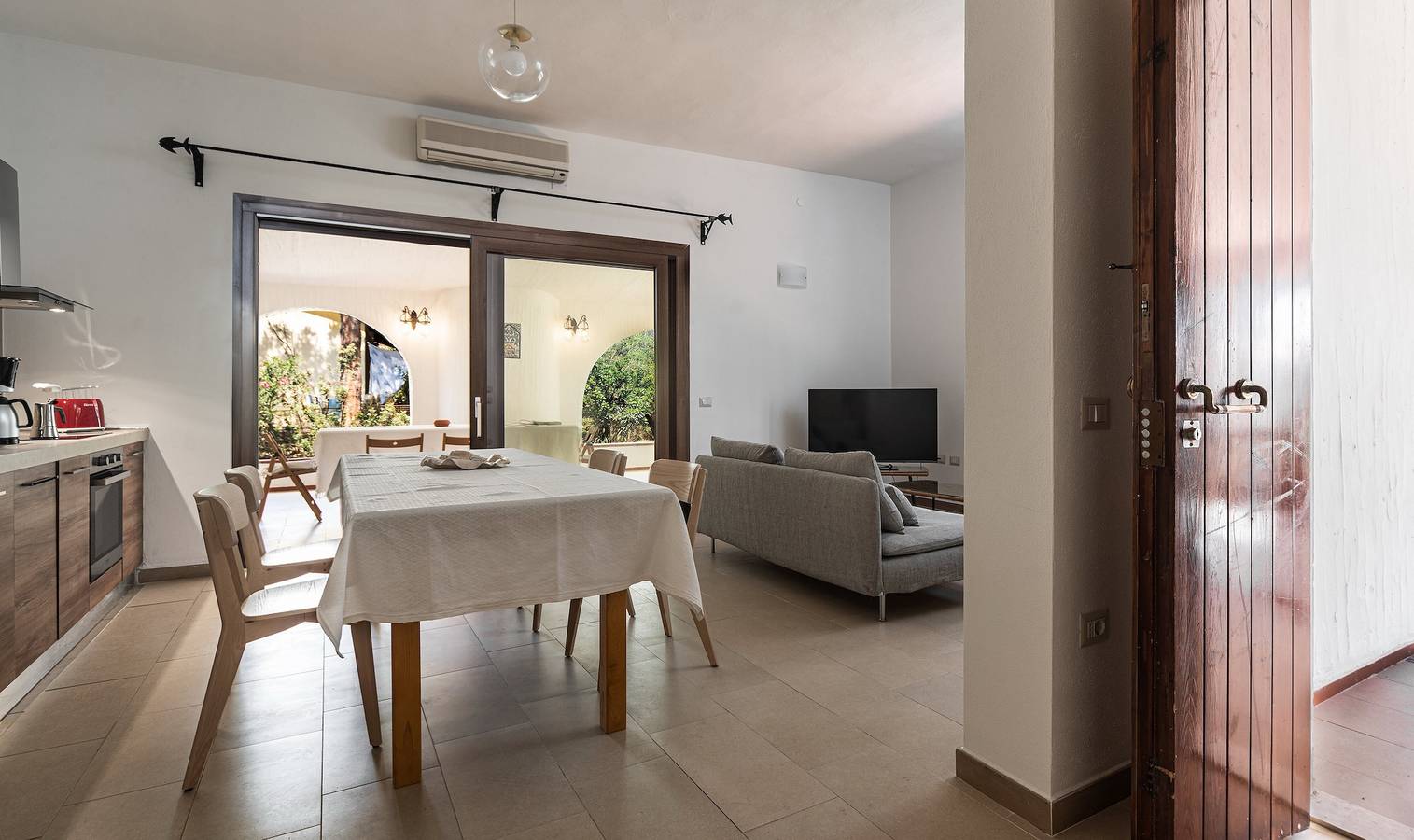 Villa 'Lantana' con Terrazza Privata, Wi-Fi e Aria Condizionata in Santa Margherita di Pula, Pula e dintorni