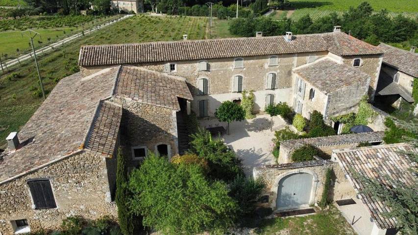 Location de vacances pour 6 personnes, avec piscine ainsi que jardin et vue à Oppède