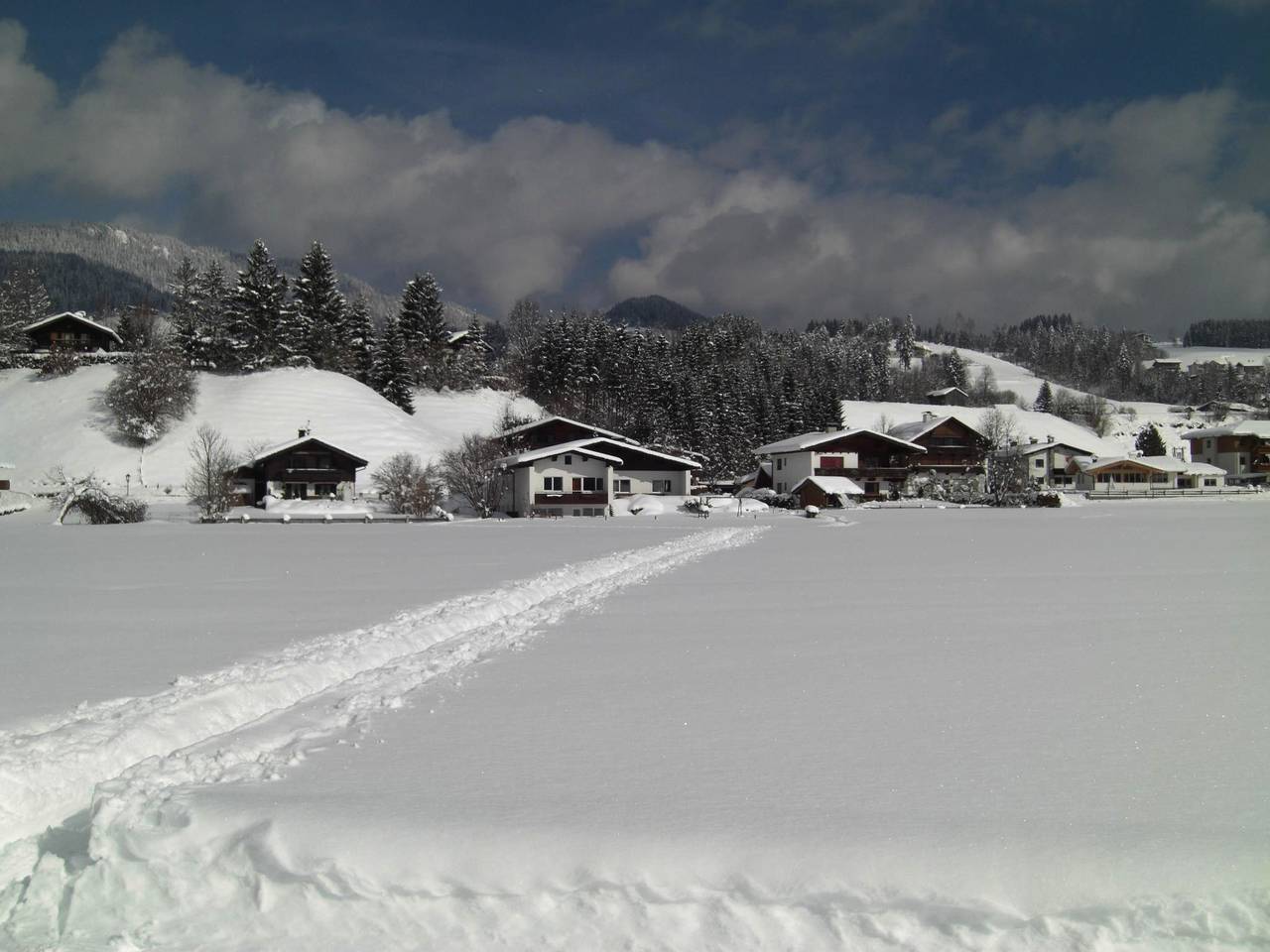 Ganze Ferienwohnung, Doppelzimmer mit Dusche/Wc, Tv, Balkon in Kössen, Kaiserwinkl