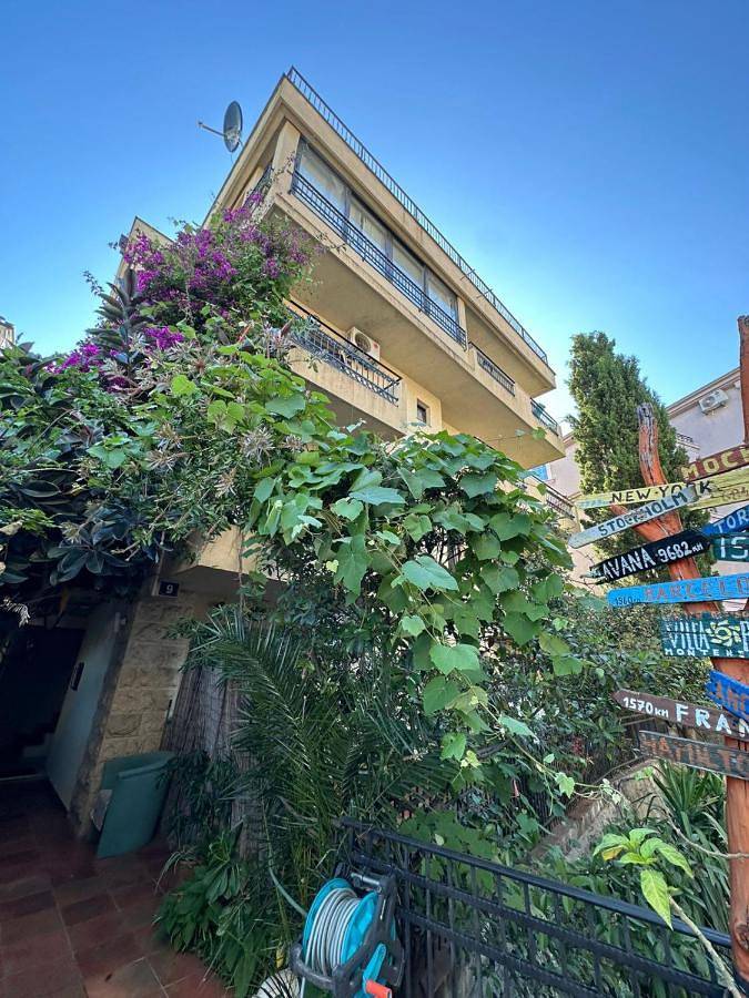 Apartament wakacyjny dla 3 osób, z ogród i widok w Budva