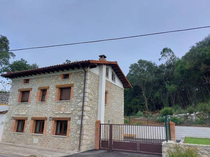 Gîte pour 8 personnes, avec jardin, adapté aux familles dans Balmori