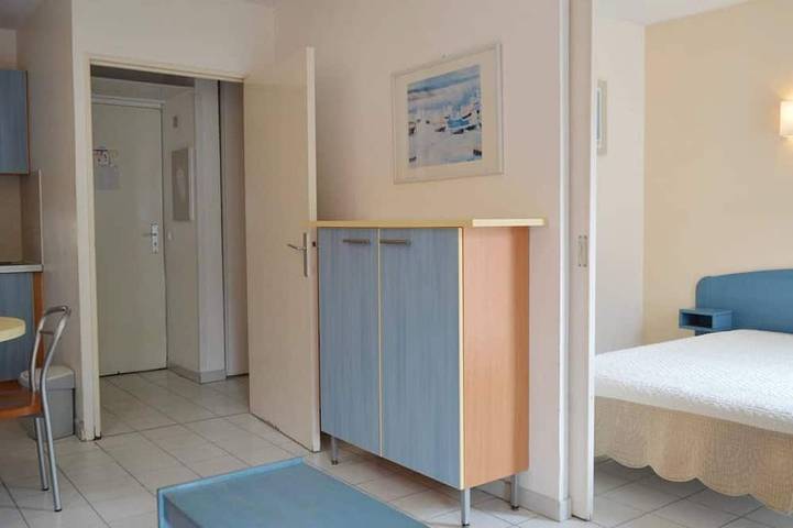 Ganze Wohnung, 2-Zi.-Wohnung mit Pool & Fitnessraum, 400m zum Strand, Parkplatz, Terrasse, Golfe-Juan in Golfe-Juan, Vallauris
