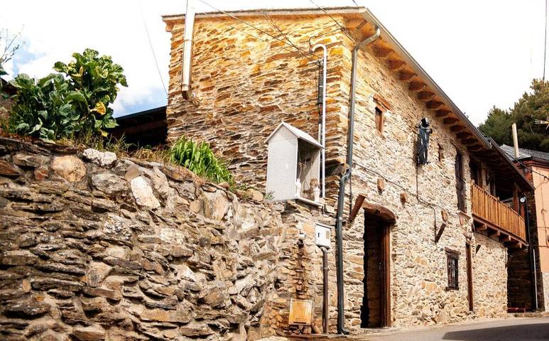 Casa de vacaciones para 2 personas, con Balcón y Terraza además de Jardín y Piscina en El Bierzo - 2