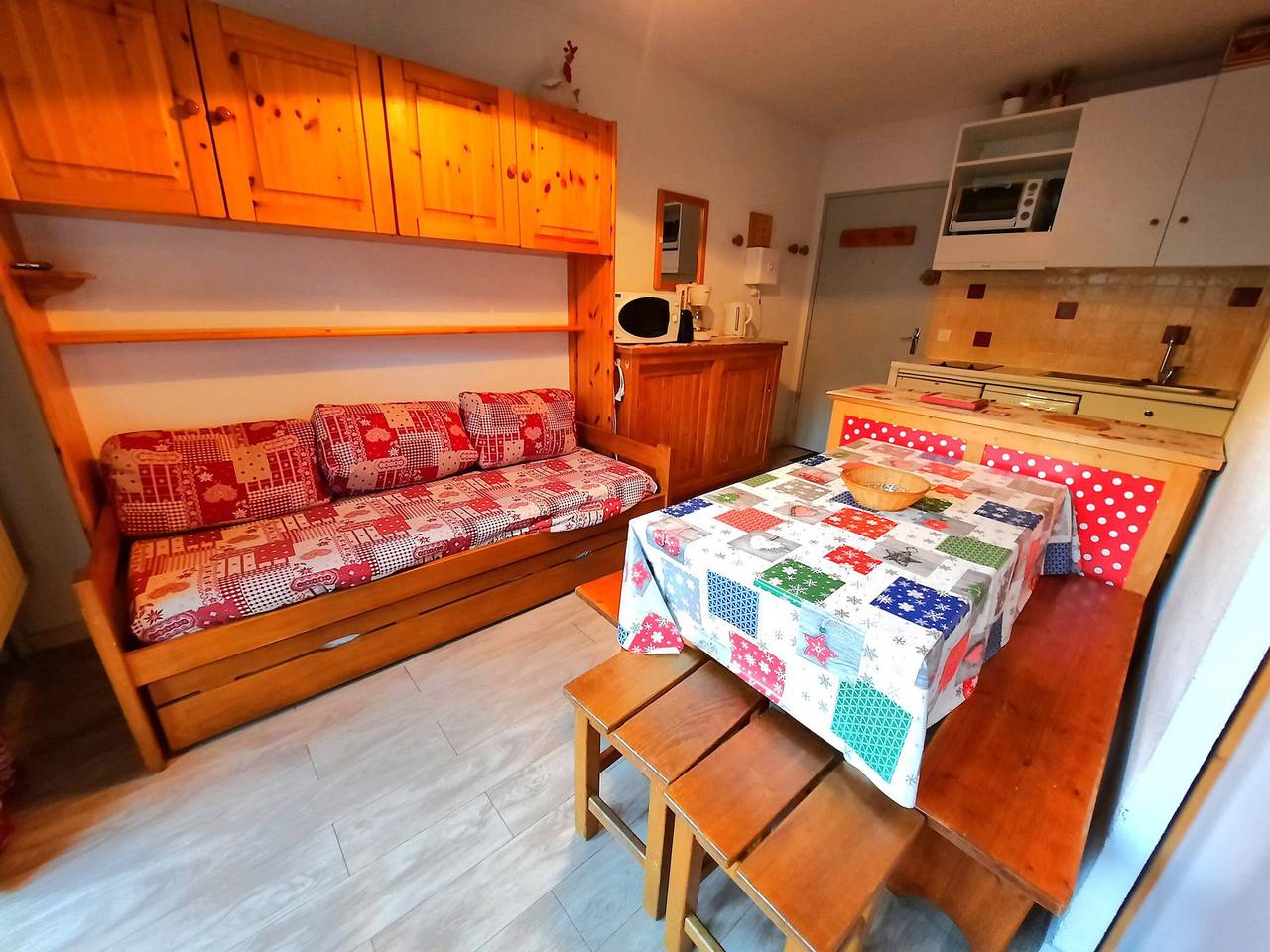 Entire studio, Classic apartment for 4 in Les Menuires, pets allowed in Les Menuires, Saint-Martin-de-Belleville