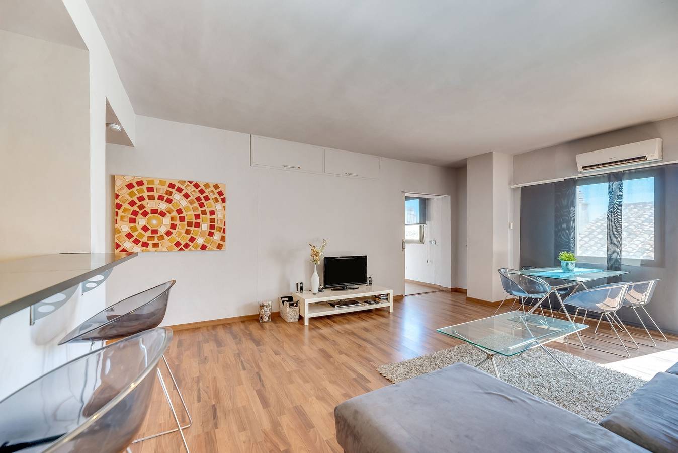 Appartement entier, Appartement 'Chic Designer' avec vue sur mer, Wi-Fi et climatisation in Marbella West, Marbella
