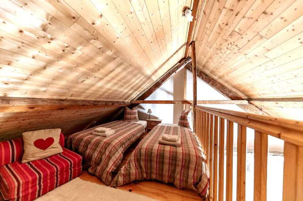 Magnifiquement modernisé anciennes écuries. Ski Cyclisme Randonnée Escalade pacifique in Chantelouve, Parc national des Écrins