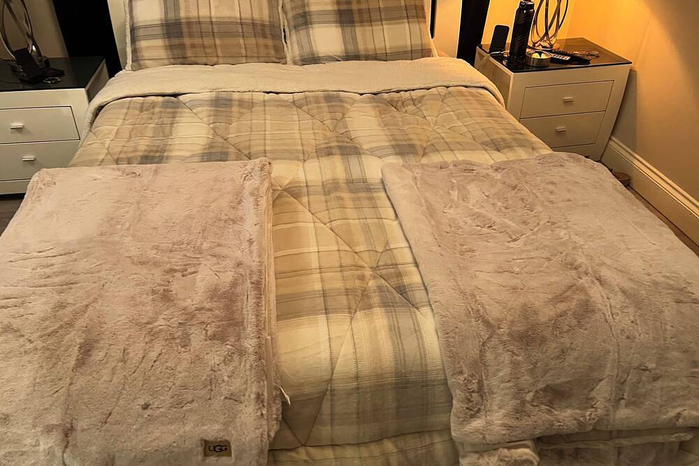 Completely furnished 3 big bedroom 2,5 bathroom show house , cleaner incl , in Cork, County Cork