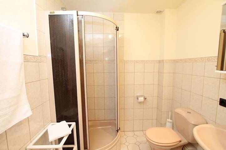 Ganze Wohnung, Reethaus Seeschlößchen, Fewo Silbermöwe, nur 200m bis zum Badestrand in Badestrand Büsumer Deichhausen, Büsumer Deichhausen