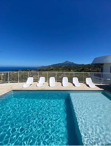 Location de vacances pour 8 personnes, avec jardin ainsi que piscine et vue, adapté aux familles à Le Carbet