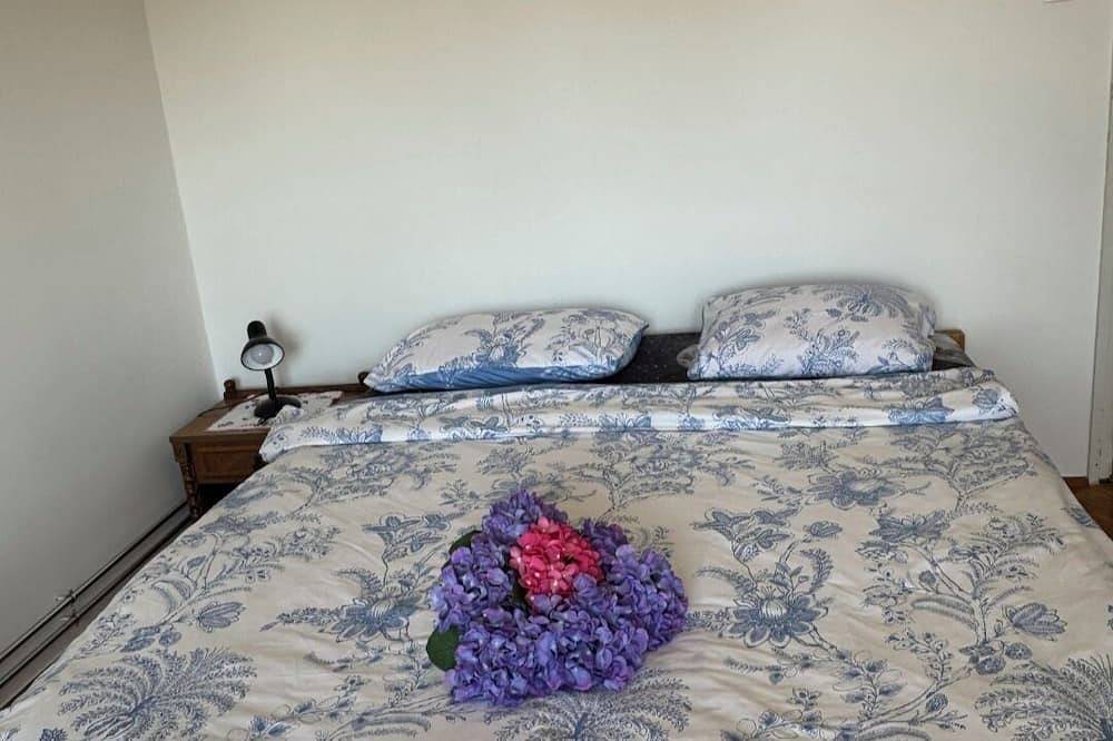 Your entire floor with 3 bedrooms, private bathroom. Near Lake Balaton and Hévíz in Vonyarcvashegy, Balaton Hochland Nationalpark